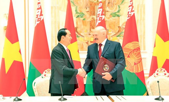 Phát triển toàn diện và sâu rộng quan hệ đối tác Việt Nam-Belarus Chủ tịch nước Trần Đại Quang và Tổng thống Belarus Alexander Lukashenko tại Lễ ký Tuyên bố chung Về phát triển toàn diện và sâu rộng giữa Cộng hòa xã hội chủ nghĩa Việt Nam và Cộng hòa Belarus. Ảnh: Nhan Sáng/TTXVN.