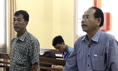 Bệnh nhân bị cắt nhầm 2 quả thận thắng kiện bệnh viện Đại diện nguyên đơn (bên trái), đại diện bị đơn (bên phải) tại phiên tòa.