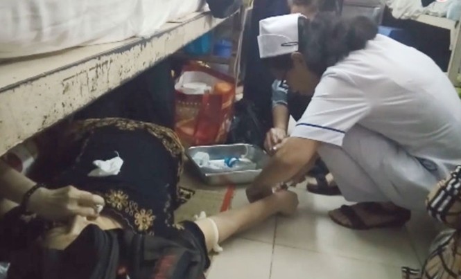 Kỷ luật điều dưỡng cấp cứu bệnh nhân trên sàn nhà chỉ là 'tin vịt' Kỷ luật điều dưỡng cấp cứu bệnh nhân trên sàn nhà chỉ là 'tin vịt'
