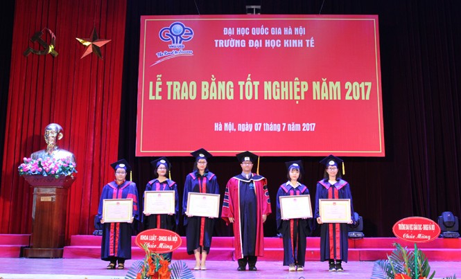 ĐH Kinh tế trao bằng tốt nghiệp cho trên 600 cử nhân, thạc sĩ, tiến sĩ ĐH Kinh tế trao bằng tốt nghiệp cho trên 600 cử nhân, thạc sĩ, tiến sĩ