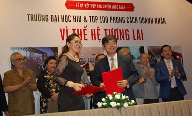 Doanh nhân sẽ trực tiếp vào lớp giảng dạy cho sinh viên PGS.TS Thái Bá Cần – Hiệu trưởng Trường ĐH Quốc tế Hồng Bàng ký kết hợp tác chiến lược với đại diện Top 100 Phong các Doanh nhân.