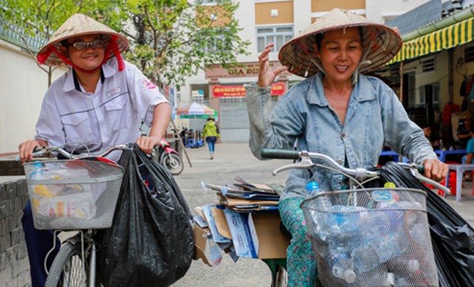 Nam sinh nhặt ve chai ở Sài Gòn được 27,7 điểm khối A1 Nguyễn Hùng Duy phụ mẹ đi nhặt ve chai sau mỗi giờ học. Ảnh: Thành Nguyễn.