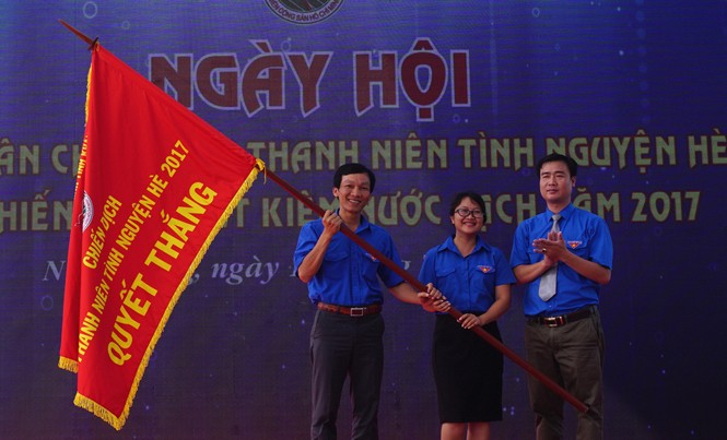 Khánh Hòa ra quân Thanh niên tình nguyện, Tiết kiệm nước sạch Bí thư Tỉnh đoàn Khánh Hòa Nguyễn Văn Nhuận và các Phó bí thư Tỉnh đoàn phất cờ ra quân.
