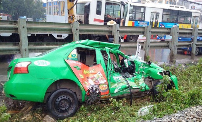 Taxi bị vò nát vì va chạm tàu hỏa ở Hà Nội Hiện trường vụ tai nạn.