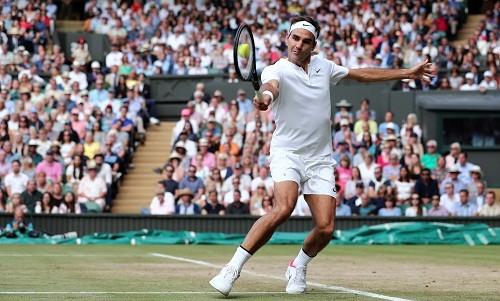 Federer gặp Cilic ở chung kết Wimbledon Những quả trái tay vẫn là vũ khí lợi hại của Federer tại Wimbledon năm nay. Ảnh: Reuters.