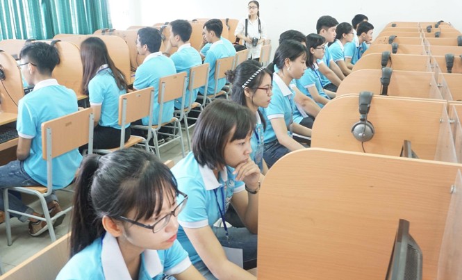18 thí sinh tranh tài tại chung kết Olympic tiếng Anh sinh viên toàn quốc lần I Các thí sinh thi trắc nghiệm trực tuyến.