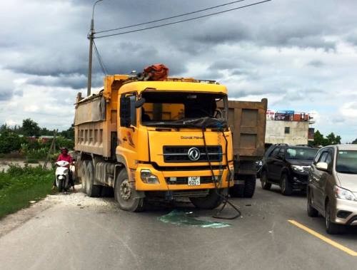 Hai xe tải đấu đầu, tài xế tử vong trong ca bin bẹp dúm Hiện trường vụ tai nạn.