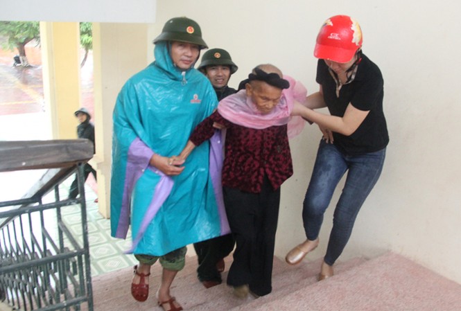 Hà Tĩnh-Thanh Hóa lên phương án sơ tán dân tránh bão Lãnh đạo UBND huyện Nghi Xuân cùng đội ngũ y tế, đoàn viên thanh niên giúp đỡ các cụ già được sơ tán an toàn tại trường Tiểu học xã Xuân Hội.