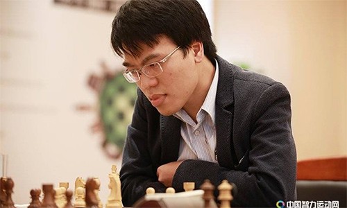 Quang Liêm bất ngờ hạ gục ĐKVĐ cờ nhanh thế giới Quang Liêm tận dụng tốt một nước sơ sẩy của đối thủ để đảo ngược tình thế, giành chiến thắng bất ngờ.