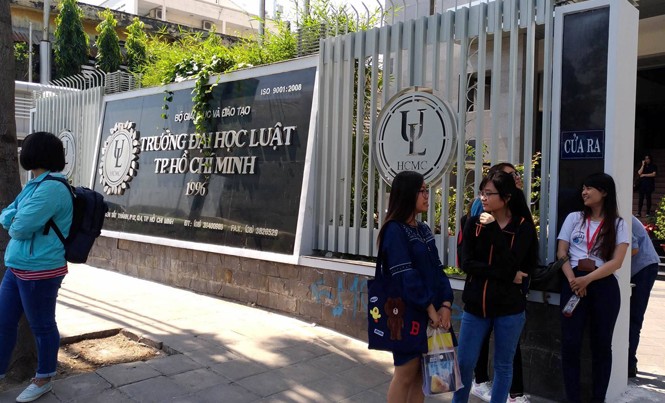 Đại học Luật TPHCM công bố danh sách thí sinh trúng tuyển Đại học Luật TPHCM công bố danh sách thí sinh trúng tuyển