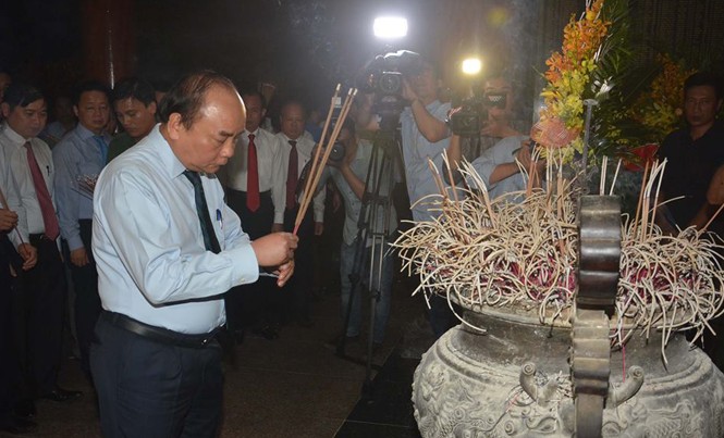 Thủ tướng Nguyễn Xuân Phúc dâng hương tại Khu di tích Ngã ba Đồng Lộc Thủ tướng Nguyễn Xuân Phúc dâng hương tại Khu di tích Ngã ba Đồng Lộc.