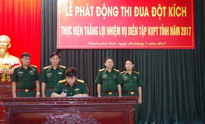 Chuẩn bị diễn tập khu vực phòng thủ tỉnh Nghệ An Thượng tá Thái Đức Hạnh, Phó Bí thư Đảng ủy Quân sự, Chính ủy Bộ CHQS tỉnh ký chứng nhận giao ước thi đua của các cơ quan, đơn vị.