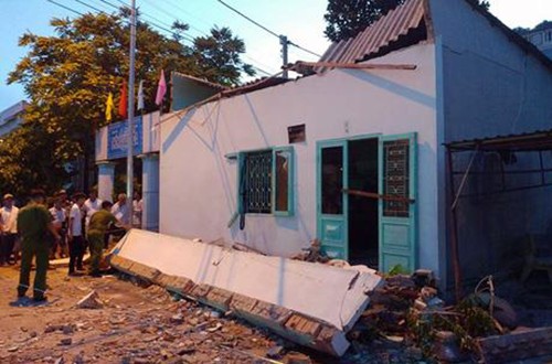 Bản tin 20H: Hóng mát trước hiên nhà, ba phụ nữ bị ô văng đè tử vong Ô văng căn nhà cấp sập xuống, đè chết 3 phụ nữ. Ảnh: VnExpress.