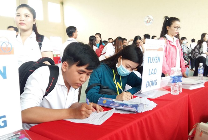 Gần 3.000 sinh viên Cần Thơ được tư vấn việc làm Sinh viên được nộp hồ sơ ứng tuyển trực tiếp tại ngày hội.