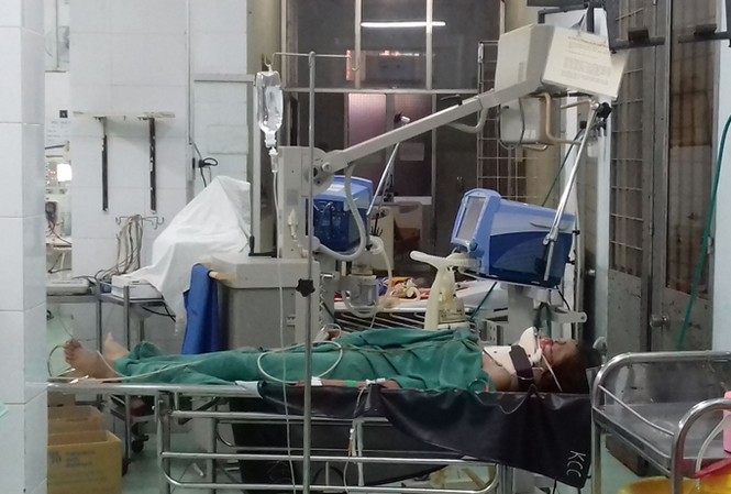 Gặp nạn trên đường đi làm, mẹ chết con nguy kịch Cháu Liễu được cấp cứu trong tình trạng nguy kịch.