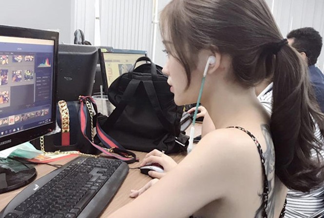 Cô gái Sài Gòn lộ lưng xăm hình chốn công sở gây 'bão' Bức hình chụp Mỹ Mỹ mặc đồ khá thoải mái, để lộ hình xăm tại nơi làm việc gây tranh cãi. Ảnh chụp màn hình.