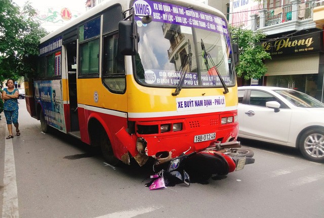 Xe buýt tông chết một nữ hộ sinh ở Nam Định Hiện trường vụ tai nạn.