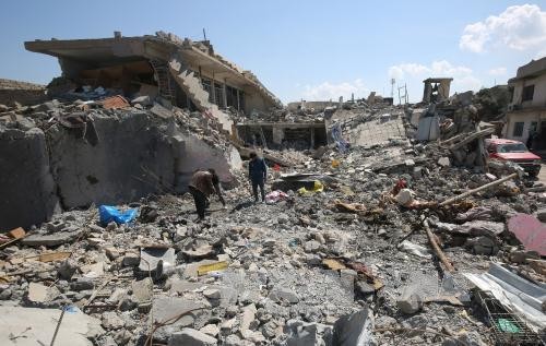 Bản tin 14H: Mỹ tiết lộ hàng chục vị trí bom chưa phát nổ tại Mosul Cảnh đổ nát sau các cuộc giao tranh tại Mosul. Nguồn: AFP/TTXVN.
