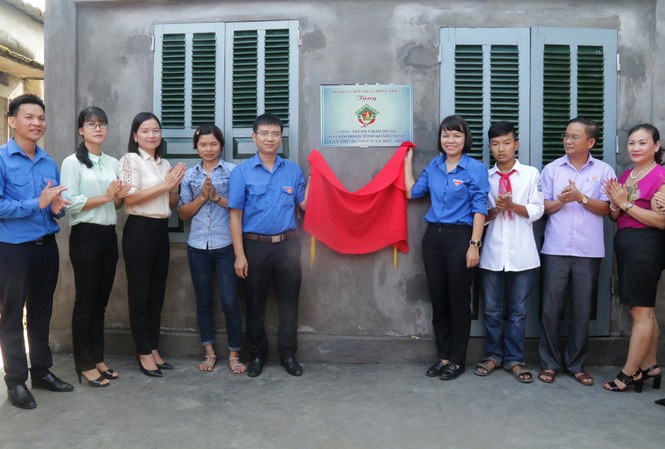 Khánh thành 'Ngôi nhà khăn quàng đỏ' thứ 11 Đồng chí Vũ Thị Diệu Linh, Phó Bí thư Thường trực tỉnh đoàn, Chủ tịch hội đồng Đội tỉnh cùng đại biểu gắn biển công trình "Ngôi nhà khăn quàng đỏ" thứ 11.