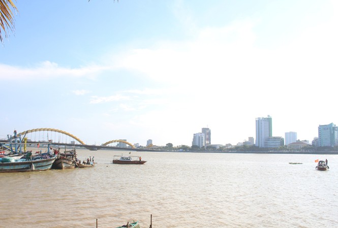 Đi câu, người đàn ông rơi xuống sông Hàn mất tích Lực lượng chức năng triển khai các tàu và đội lặn để tìm kiếm nạn nhân từ 11g30 ngày 17/9 nhưng vẫn chưa có kết quả. Ảnh: Giang Thanh.