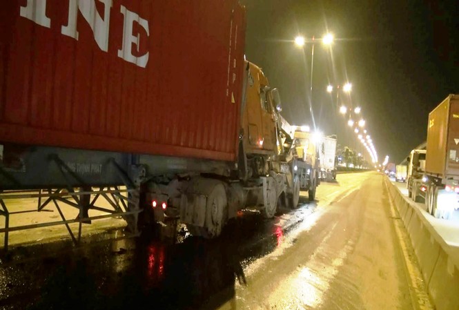 Container tông nhau vào rạng sáng, tài xế tử vong Hiện trường tai nạn.