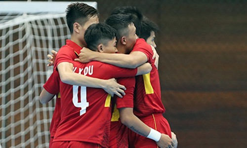 Tuyển Việt Nam hạ Turkmenistan, vào tứ kết futsal AIMAG Các cầu thủ Việt Nam khởi đầu không tốt nhưng càng đá càng hay. Ảnh: Đông Huyền.