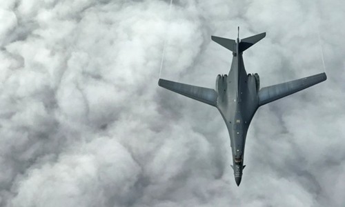 Bản tin 8H: Mỹ điều máy bay ném bom tới ngoài khơi Triều Tiên Oanh tạc cơ B-1B của Mỹ. Ảnh: Reuters.
