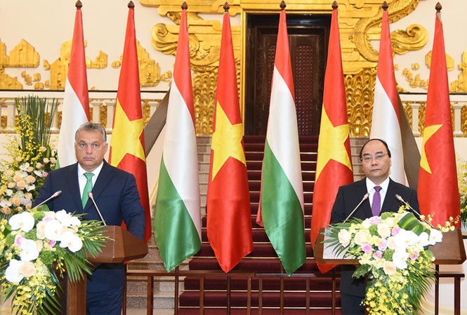 Hungary muốn xây dựng quan hệ đặc biệt với Việt Nam Thủ tướng Nguyễn Xuân Phúc và Thủ tướng Hungary Viktor Orbán tại cuộc gặp báo chí sáng 25/9 tại Hà Nội. Ảnh: VGP.
