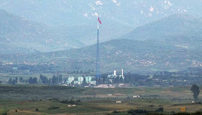 Malaysia cấm công dân sang Triều Tiên Cột cờ Triều Tiên ở ngôi làng gần khu phi quân sự giữa hai miền mà Hàn Quốc và Mỹ gọi là làng tuyên truyền. Ảnh: Yonhap.