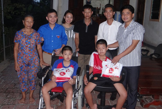 Trung thu sớm với các trẻ em mồ côi khuyết tật Trao quà trung thu cho trẻ em mồ côi, khuyết tật.