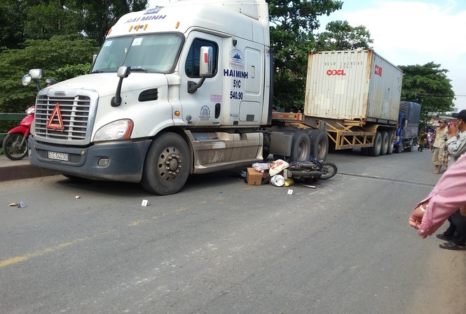 Người phụ nữ chết thảm dưới bánh xe container Hiện trường tai nạn.