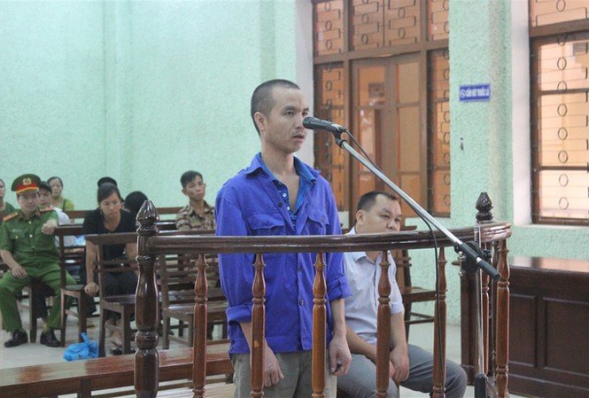 Kẻ cuồng ghen đâm chết vợ tại quán karaoke Bị cáo Lâu ra tòa lĩnh án. Ảnh: P.O.