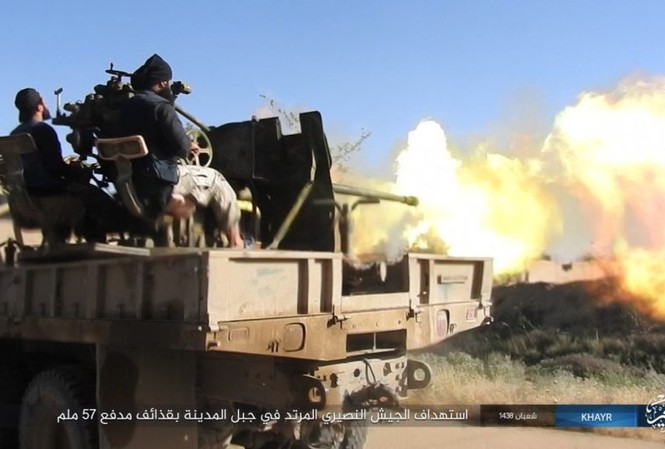 Bản tin 8H: IS công bố video 2 binh sĩ Nga bị bắt giữ tại Syria Các tay súng IS tuyên bố giết ba binh sĩ Nga tại Deir Ezzor. Ảnh:almasdarnews.com.