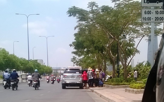 Doanh nghiệp vận tải ở Sài Gòn kêu than nạn 'xe dù bến cóc' Đại diện các doanh nghiệp cho rằng, tình trạng xe dù, bến cóc hoạt động khắp cả thành phố, khiến các doanh nghiệp làm ăn chân chính trong bến không có khách.