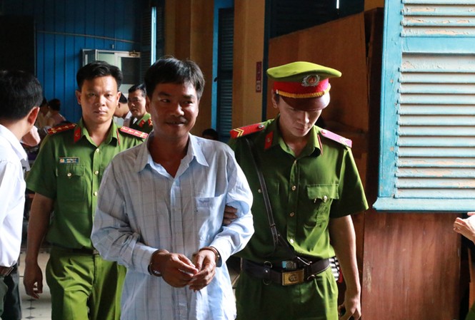 Chấp hành viên thu hàng trăm triệu của dân để tiêu xài Bị cáo Nguyễn Thành Đoàn tại tòa ngày 5/10. Ảnh: Tân Châu.