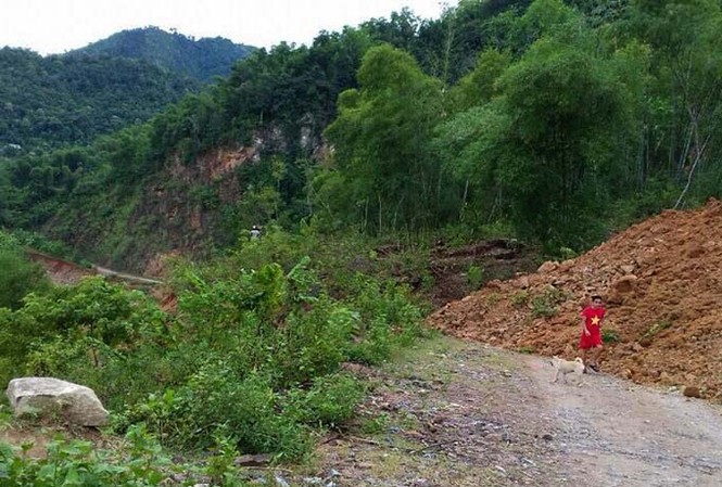 Thanh Hóa: Sạt lở đất đá chia cắt một xã với bên ngoài Hiện trường điểm sạt lở.