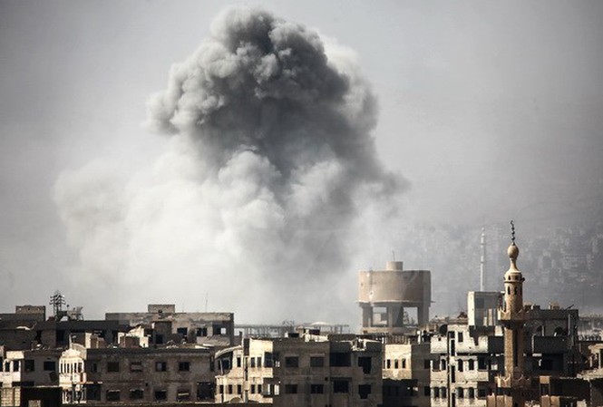 Bản tin 20H: Nga phá kho vũ khí ngầm lớn nhất của phiến quân Syria Khói bốc lên sau các cuôc không kích ở phía đông thủ đô Damascus ngày 2/10. Nguồn: AFP/TTXVN.