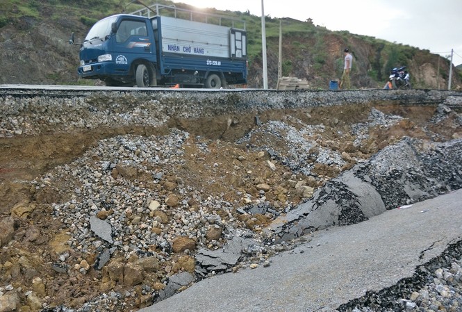 Khoan địa chất tìm nguyên nhân đường 60 tỷ vừa đưa vào dùng đã sụt lún Khoan địa chất tìm nguyên nhân đường 60 tỷ vừa đưa vào dùng đã sụt lún