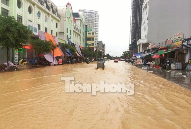 Mưa lớn, TP. Hạ Long chìm trong biển nước Mưa lớn, TP. Hạ Long chìm trong biển nước