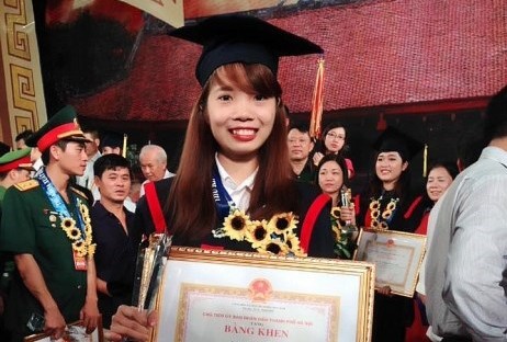 Thủ khoa nuôi lợn và câu hỏi Sư phạm đang đi về đâu? Nữ thủ khoa Bùi Thị Hà tại Lễ tôn vinh thủ khoa năm 2016 ở Văn Miếu - Quốc Tử Giám. Ảnh: NVCC.