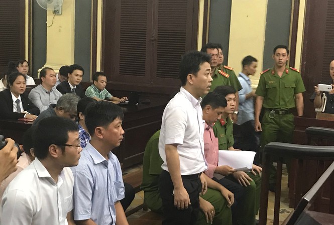 Vì sao nguyên Tổng giám đốc VN Pharma bị bắt ngay tại tòa? Sau khi nghe lệnh bắt tạm giam, hai bị cáo Hùng và Cường trở lại phiên tòa tiếp tục xét xử. Ảnh: Văn Minh.