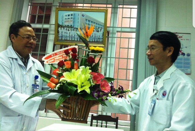 Hủy quyết định phạt, xin lỗi bác sĩ 'nói xấu' lãnh đạo Bộ Y tế Bác sĩ Hoàng Công Truyện (bìa trái).