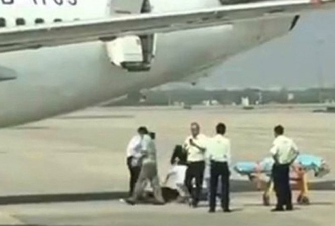 Bản tin 20H: Nữ tiếp viên rơi khỏi máy bay khi chuẩn bị cất cánh Nữ tiếp viên bị thương sau khi rơi khỏi máy bay. Ảnh: SCMP.
