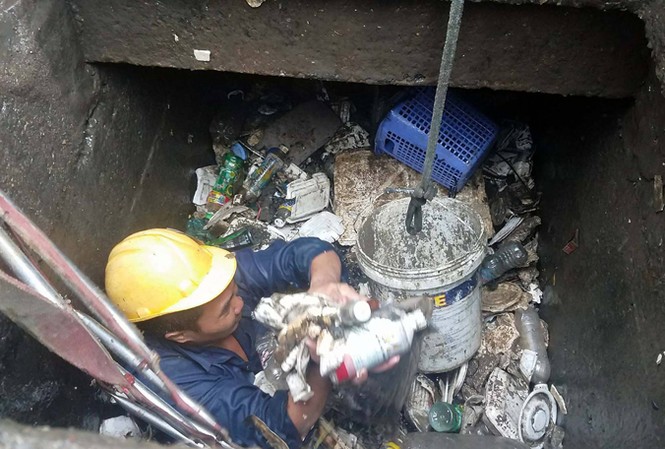 Ông chủ ‘siêu máy bơm’ tự bỏ tiền sửa cống, lắp chắn rác Rác ngập dưới miệng cống thoát nước đường Nguyễn Hữu Cảnh.