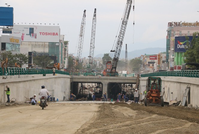 Đà Nẵng hứa thưởng nếu thi công xong hầm chui trước APEC Công trình hầm chui tại nút giao thông Điện Biên Phủ - Nguyễn Tri Phương – Lê Độ đang khẩn trương thi công hoàn thiện phục vụ APEC.