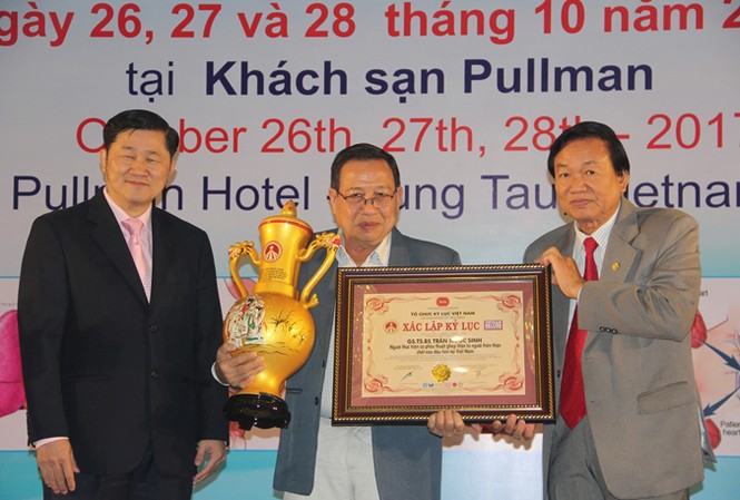 Bệnh viện Chợ Rẫy đón nhận 8 kỷ lục Việt Nam GS.TS.BS Trần Ngọc Sinh được xác nhận kỷ lục “Người thực hiện ca ghép thận từ người hiến thận chết não đầu tiên tại Việt Nam” và “Người thực hiện ca phẫu thuật lấy & ghép thận từ người hiến thận tim ngừng đập đầu tiên tại Việt Nam”