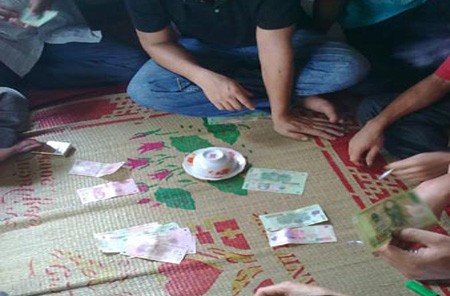 Bắt nhóm 'cửu vạn' đánh bạc ở biên giới Rảnh việc sinh ra cờ bạc, các “cửu vạn” sa vào vòng lao lý. Ảnh: TL.
