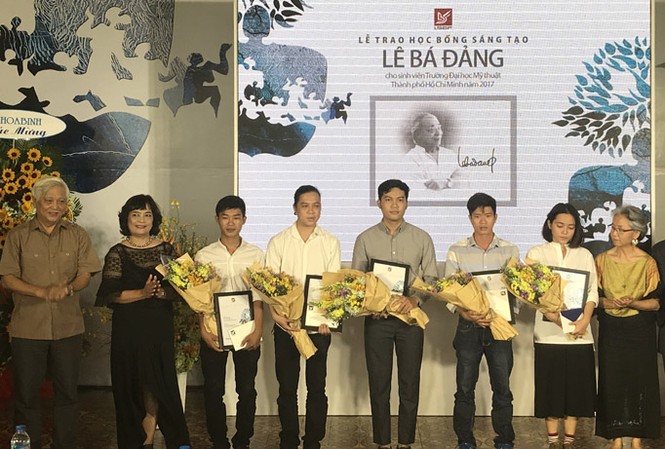 Trao học bổng quỹ sáng tạo Lê Bá Đảng cho sinh viên mỹ thuật Sinh viên trường ĐH Mỹ thuật TPHCM nhận học bổng. Ảnh: Việt Văn.