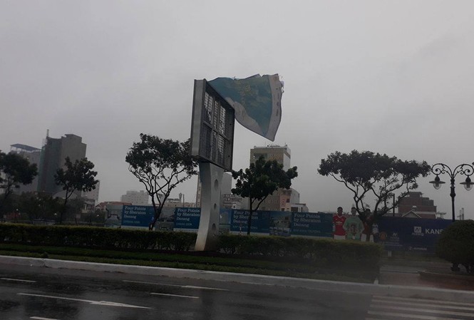 Đà Nẵng một ngày sau bão: Trời vẫn mưa to, gió lớn Một tấm biển chào mừng APEC tiếp tục bị gió xé rách.