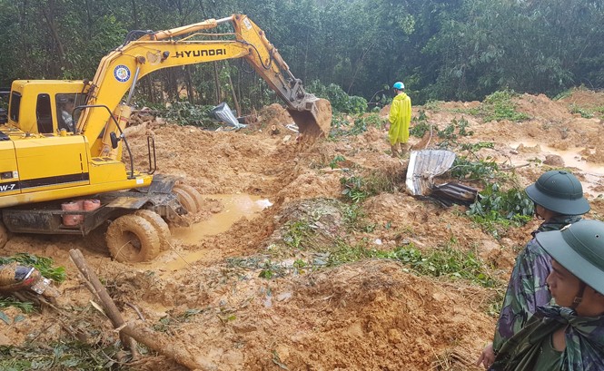 Quảng Nam: Thiệt hại ban đầu 250 tỷ đồng do mưa lũ Mưa lớn gây sạt lở khiến nhiều người chết, nhà sập tại huyện miền núi Quảng Nam.
